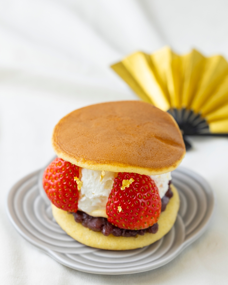 ばたーあんどら焼き【お正月いちご】 1個600円