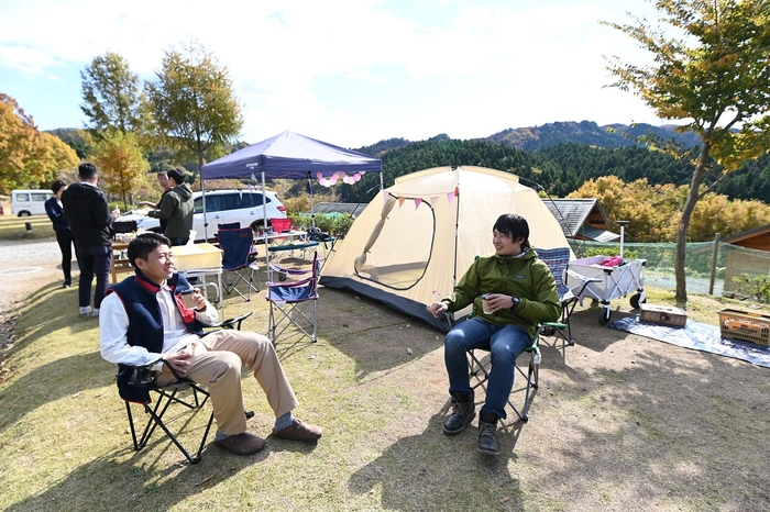 AC電源付きのキャンプ場