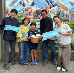 特別展「いきもの超ワールド展」 開幕から2か月弱、来場者20万人突破の記念セレモニー ●オリジナルグッズいきもののモフモフたちも大集合！ 