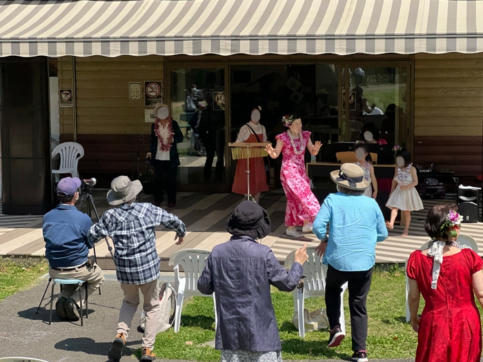 観客の皆さんも楽しく踊り出しちゃいました