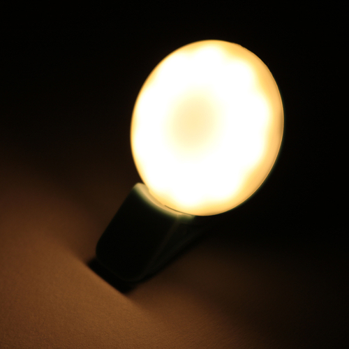 「Phone LEDクリップライト」最大点灯時間：約40分／充電時間：約30分／3パターンの光に調光が可能。
