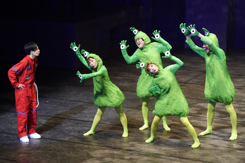 おどる絵本『みえるとか みえないとか』 photo: 大洞博靖