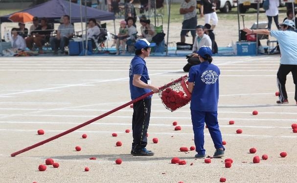 競技の手伝いをする学生の様子（昨年度）