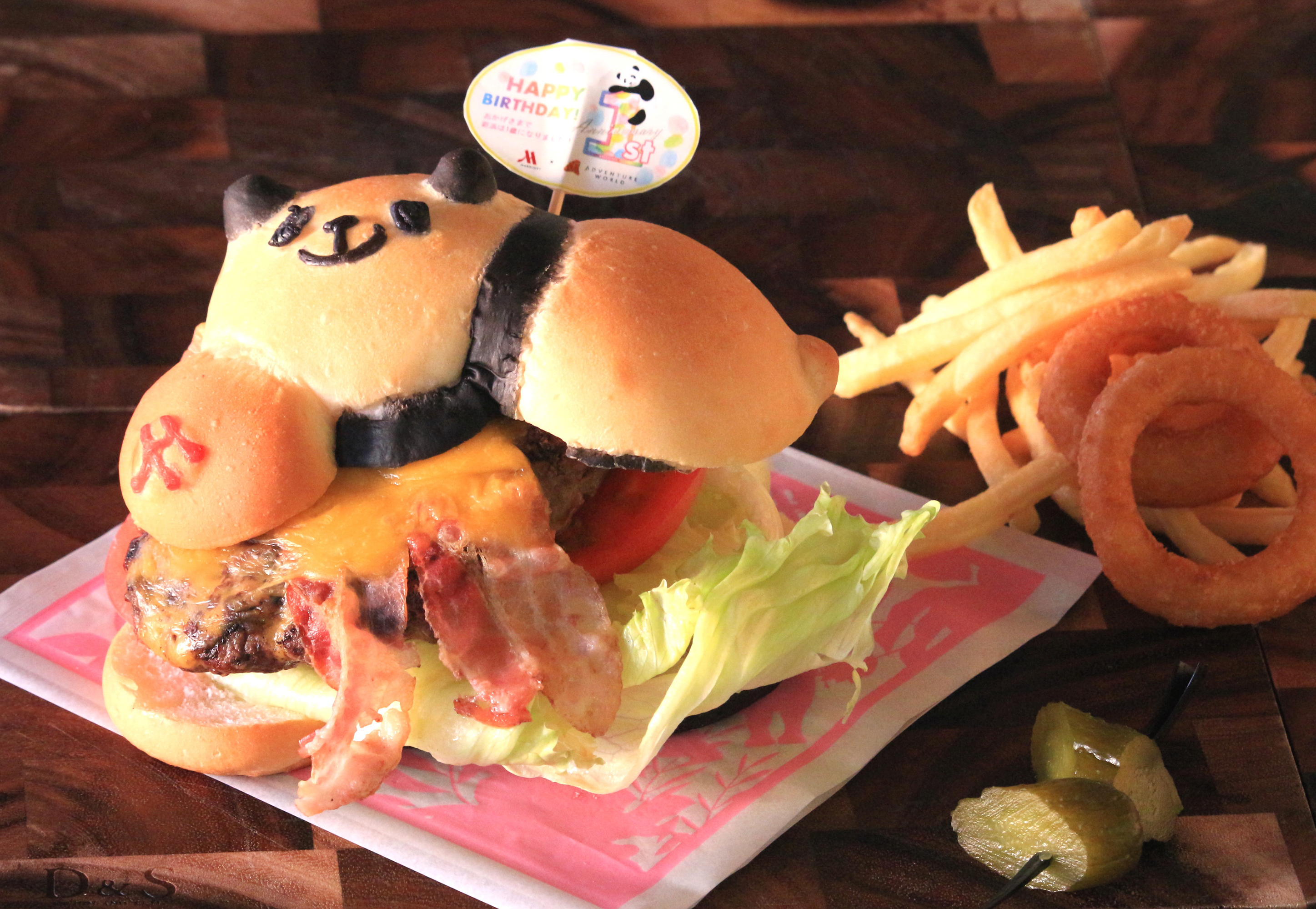 【南紀白浜マリオットホテル】アドベンチャーワールドのジャイアントパンダ「彩浜」の1歳記念　昨冬好評だったコラボレーションバーガー「Marriott Panda Burger」を新たなパンダバンズで発売