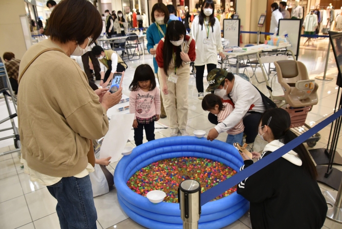 スーパーボールすくいを楽しむチビッ子