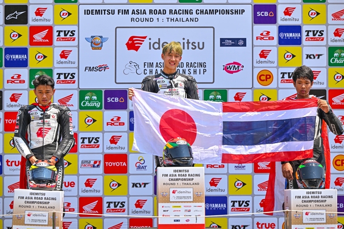 表彰台での様子(真ん中)