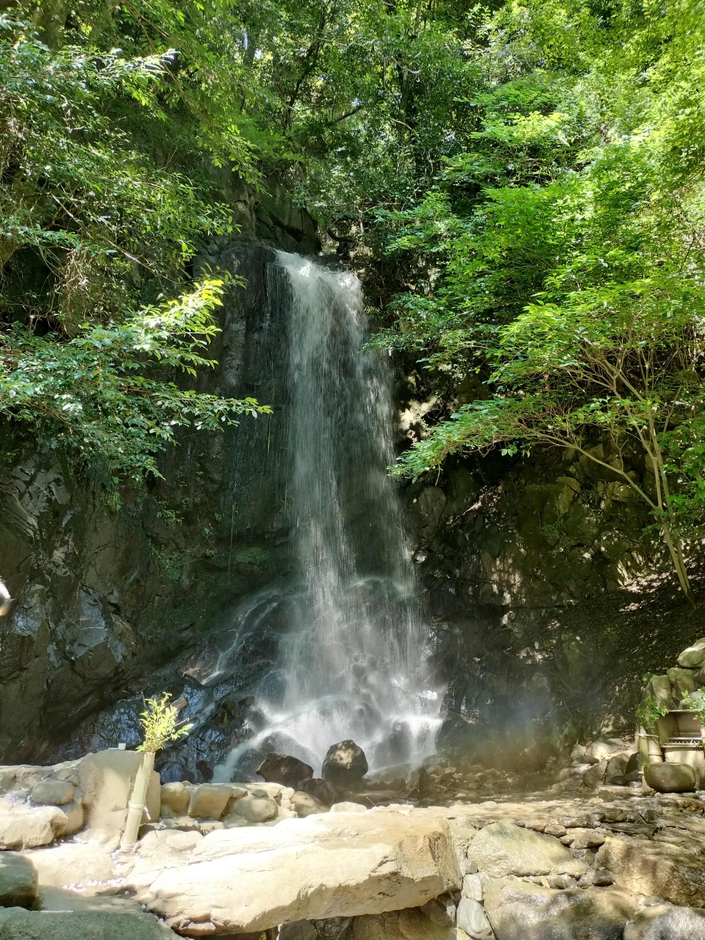 役行者も修行!？・桃尾の滝