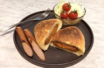 昼食（カレーパン、ウインナー、サラダ）