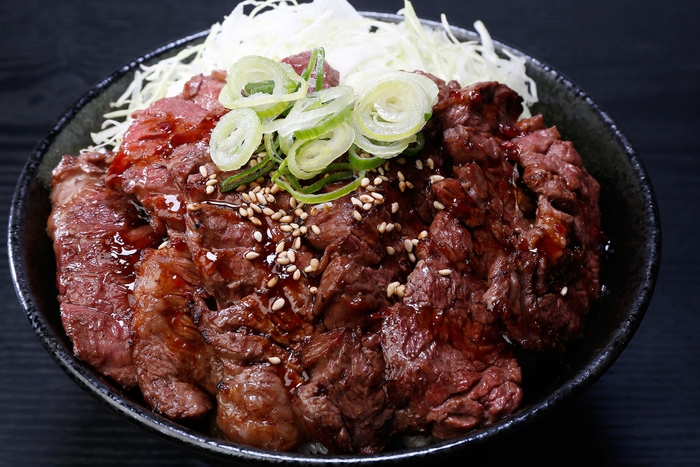 「ハラミ丼」（スープ、ナムル食べ放題付き、ご飯大盛り特盛り無料）790円