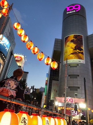 「渋谷盆踊り」(渋谷区) マルキュー前が踊り場に! ギャルも盆オドラーも、老いも若きもみな踊る