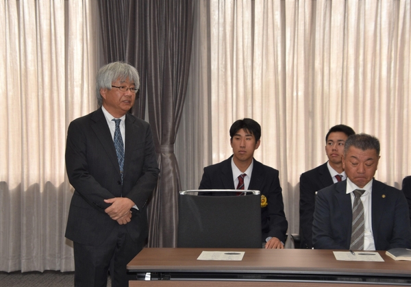 王座決定戦を振り返る渋井部長