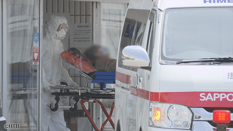 テレメンタリー2020「介護崩壊~救えなかったクラスター~」より、病院に運ばれる入居者(C)HTB