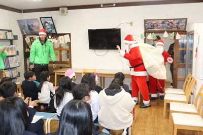 サンタさんの登場に子どもたちは大喜びです