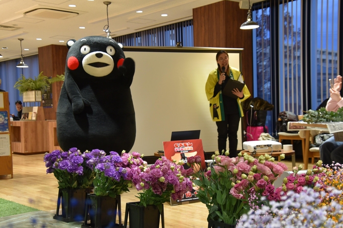 熊本県産の花を紹介したくまモン