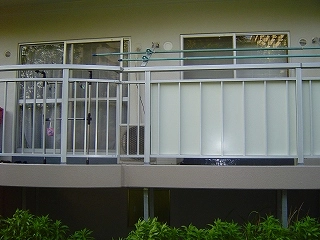 【納入事例レポート】あ、ここにも杉田エース！Vol.41バブル期以前に新築されたマンションなどで大規模修繕工事が増えております。リフォーム営業をしている私がこの度ご紹介させていただく納入事例は、約200居室に及ぶバルコニー目隠しパネル工事です。