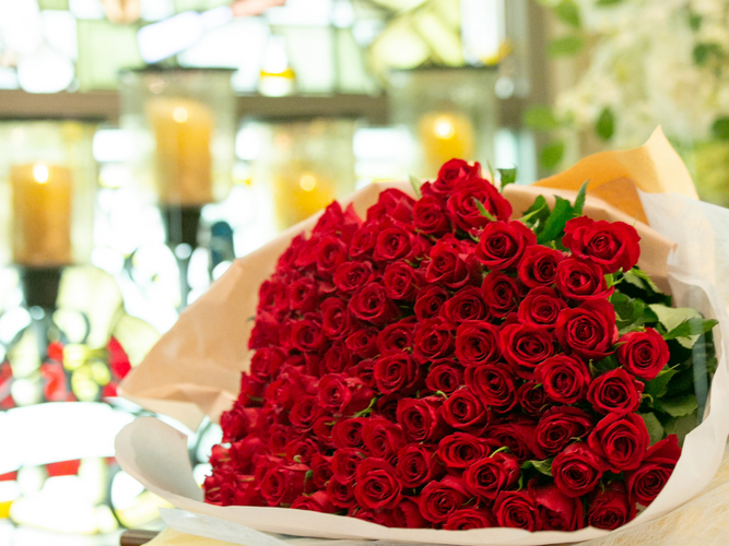 花言葉が「結婚してください」という意味を持つ108本のバラの花束イメージ