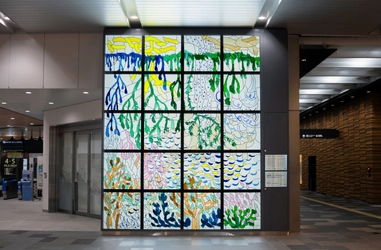 あいの風とやま鉄道・富山駅 中央改札口横にパブリックアート設置　 富山の自然の恵みを表現した大型ステンドグラス作品 『生命の根(いのちのね)』公開　 ミナ ペルホネン デザイナー　皆川 明 原画・監修