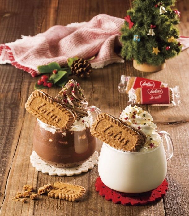 コラボクリスマスドリンク・イメージ:(左から)クリスマス・ブラックモカ with ロータスビスコフ・スモア、クリスマス・ホワイトラテ with ロータスビスコフ・スモア