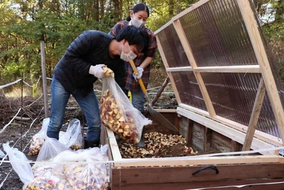 軽井沢星野エリア内の敷地にて、トンボの湯スタッフが堆肥化に取り組む様子