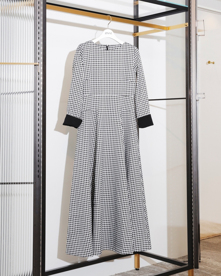 美シルエット長袖フレアワンピース 19,800円