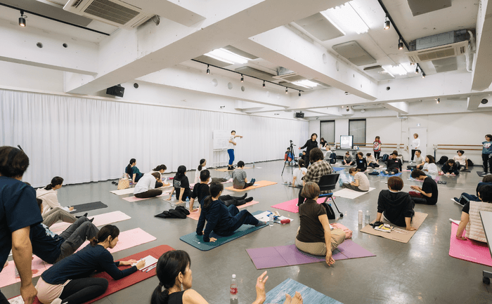 100歳まで歩ける身体を作るレッスン風景