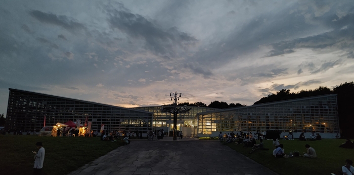 大温室 夜間開園の様子(令和4年撮影)