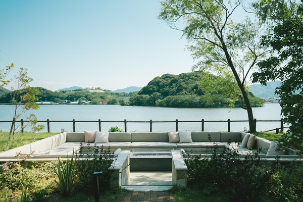 開放的な湖の眺め/ファイヤーラウンジ