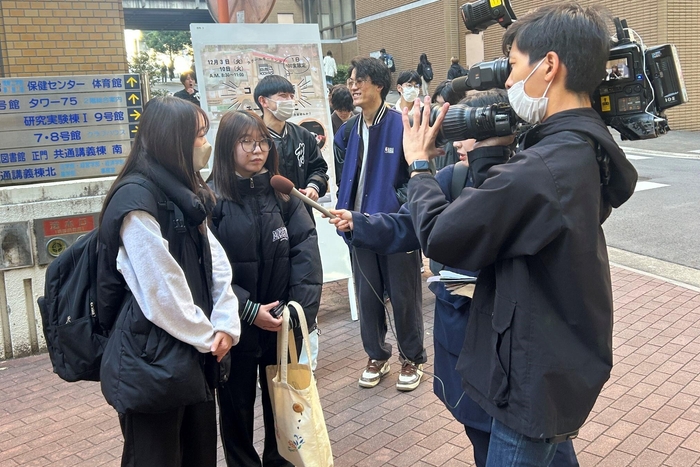 テレビ局の取材を受ける学生