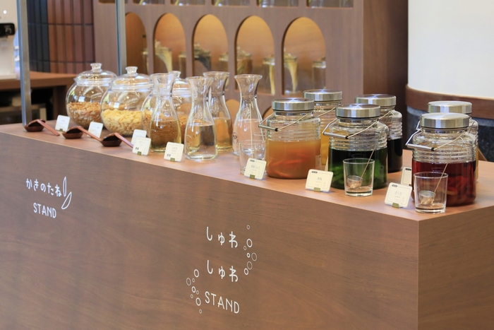 <ラウンジ> 田園を望むラウンジでは、ぽんしゅや新潟発祥の柿の種をお愉しみいただけます。