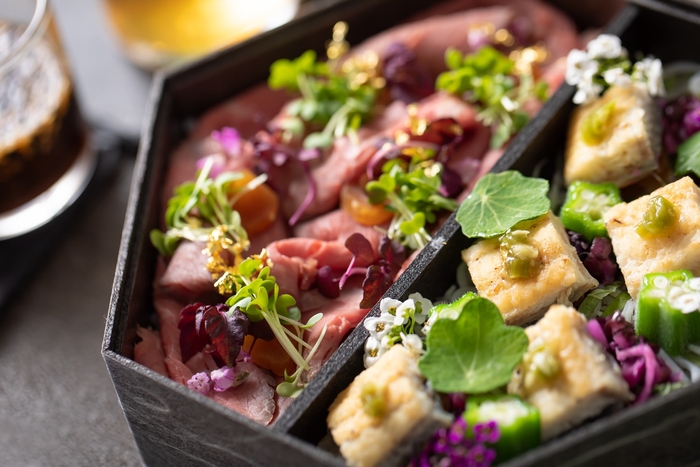 『Hotel Chef’s Bento“鰻としらすの山葵香るひつまぶし&ローストビーフ”』