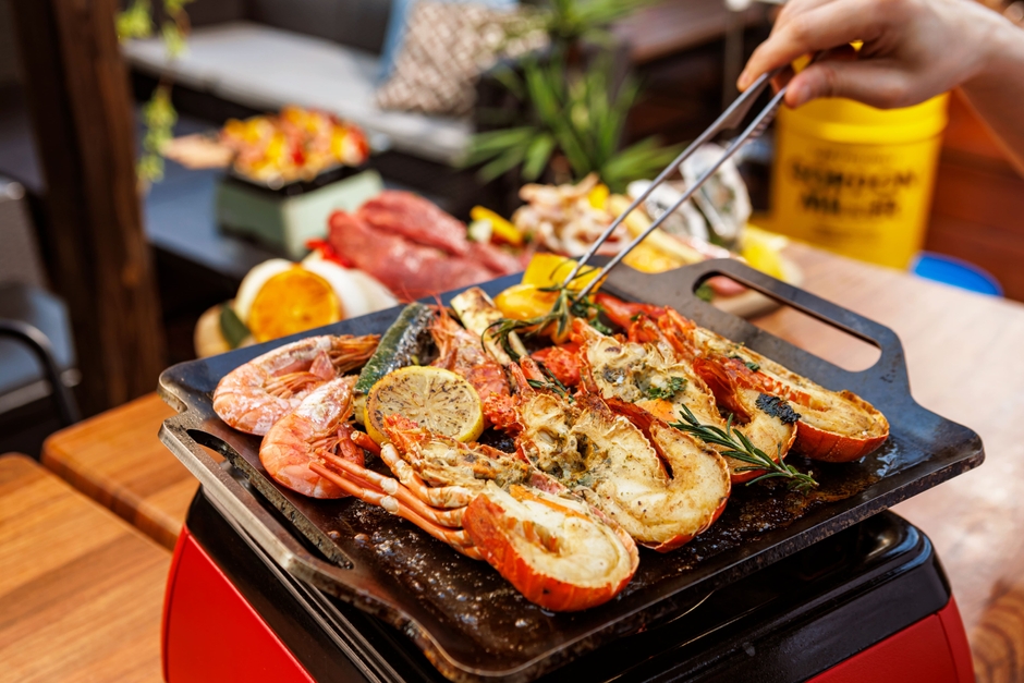 豪華伊勢海老や本格BBQ串など贅沢なメニューラインナップ