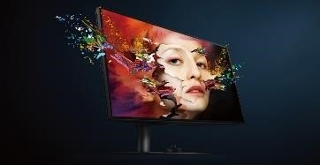 sRGB / Rec.709 99％カバーの広色域