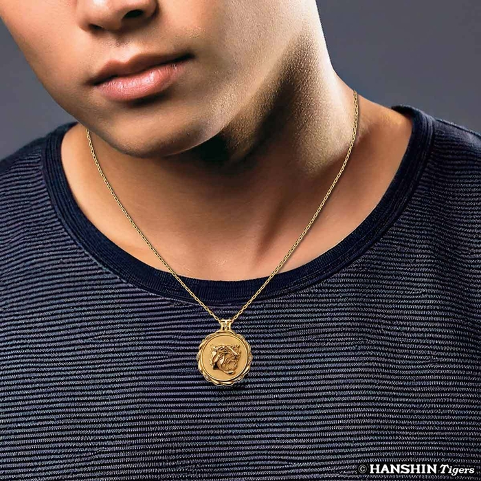 阪神タイガース優勝記念ペンダントモデルカット２