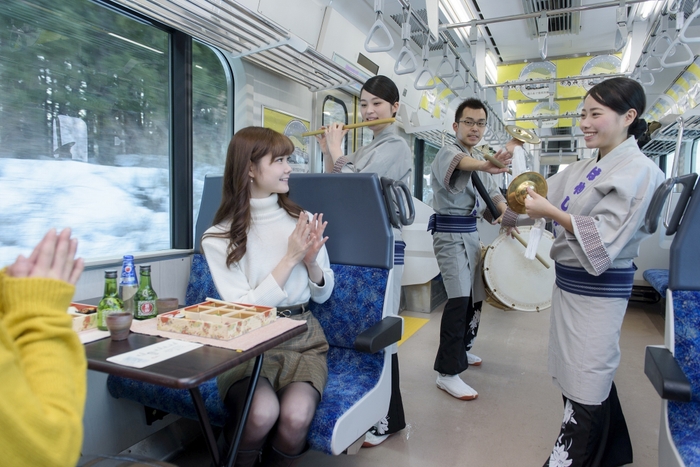 【青森屋】酒のあで雪見列車 車内イメージ