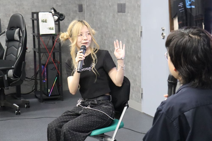 ミスへの対処法などを説明するCURUMIさん（左）