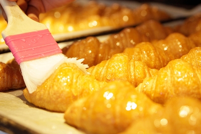 焼きたてのプチクロにオリジナルシロップをかけて仕上げる