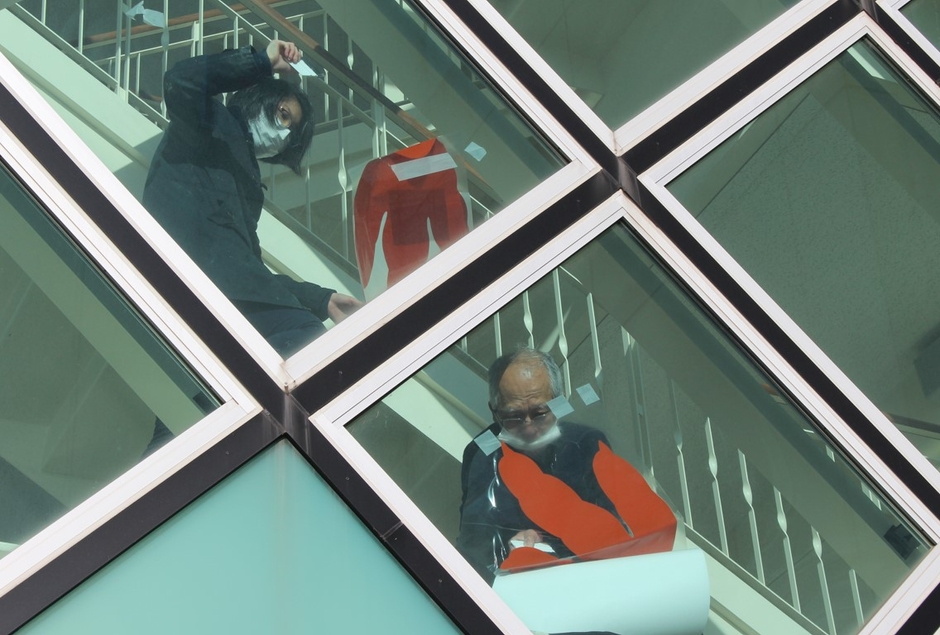 タルボサウルスの歩いた跡を復元しています