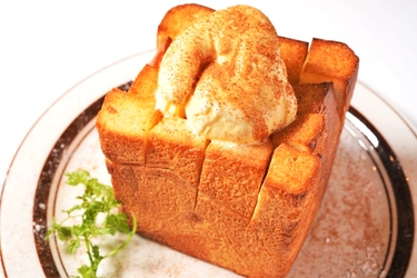 自家製の生食パンを贅沢に使ったハニートーストを発売！ レストランに併設の食パン専門店 ヴェルペンくんのパン屋さんの 焼き立て生食パンを使ったメニューが新登場！