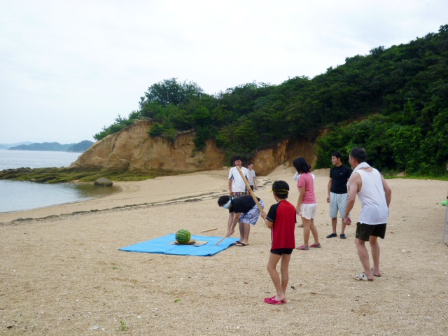 スイカ割りに挑戦!