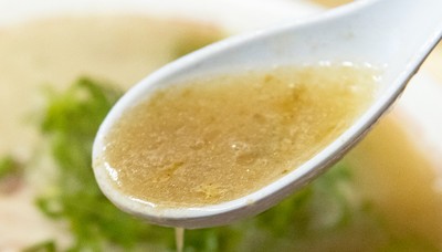 豚骨独特の臭みがなく、香ばしい味わいのスープ