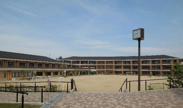 附属小学校全景