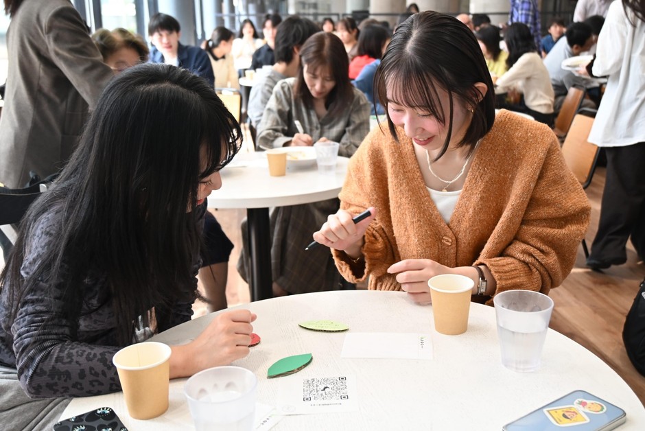 「国際協力で私にできる一歩」を考えて「葉」に記入