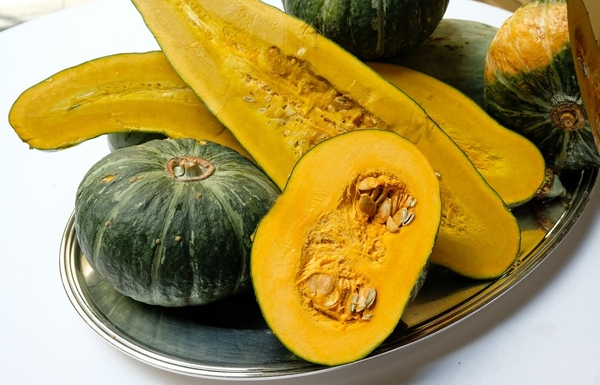 栗かぼちゃと細長い宿儺(すくな)かぼちゃ