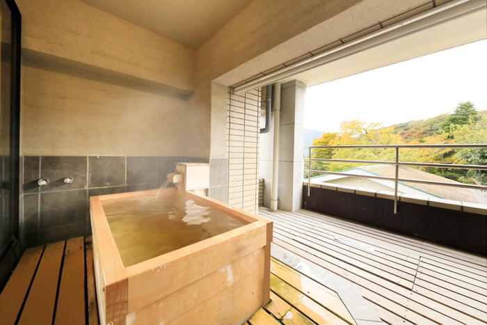 客室露天風呂からは箱根の自然を一望