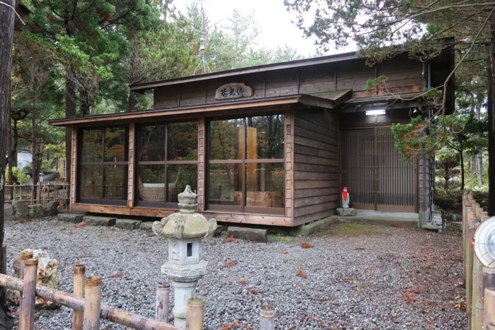 境内の一角にある山小屋風の宿泊棟