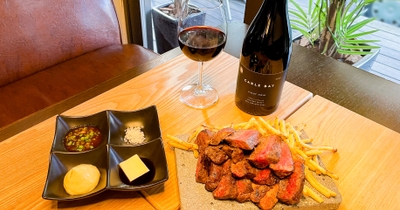 Cable Bay Vineyardsのワインと「ステーキフリッツ」のイメージ