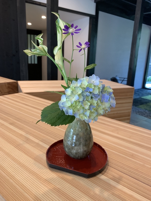 小国杉の家具と季節の花がお迎え