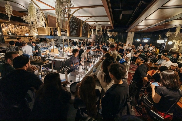 昨年度のイベントの様子 競技者以外も楽しめるイベントになっている。コーヒーの試飲はもちろん豆の販売も行われる。