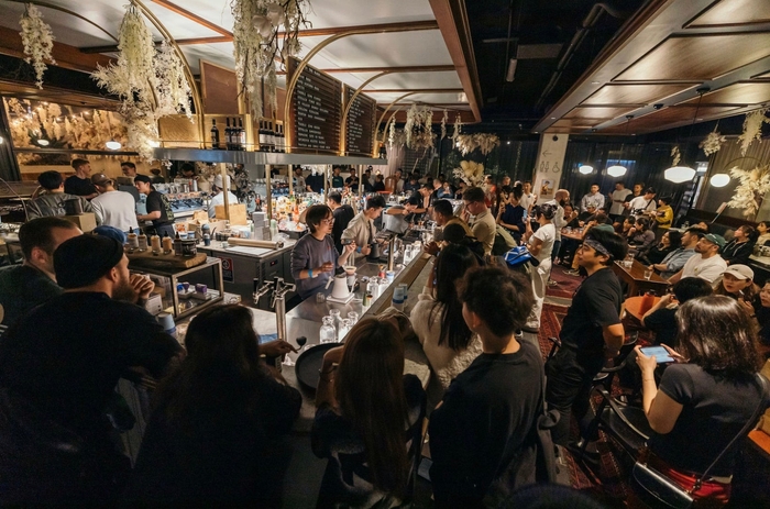 昨年度のイベントの様子 競技者以外も楽しめるイベントになっている。コーヒーの試飲はもちろん豆の販売も行われる。