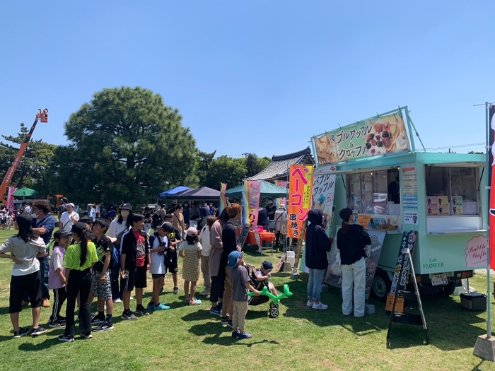 多数のキッチンカーも出店